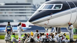 Zwei Tage lang blockierten Klima-Aktivisten zuletzt am Flughafen in Amsterdam Privatflugzeuge. (Bild: AFP)