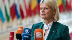 Verteidigungsministerin Klaudia Tanner (ÖVP) hat am Dienstag Interesse an einer Beteiligung Österreichs an der Sky-Shield-Initiative, dem geplanten Luftabwehrsystem der europäischen NATO-Länder, bekundet. (Bild: AP)