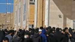 Seit Wochen gehen Menschen im Iran gegen das Regime auf die Straße, so auch am Dienstag in der Stadt Kermanschah. (Bild: APA/AFP/Anonymous/ESN)