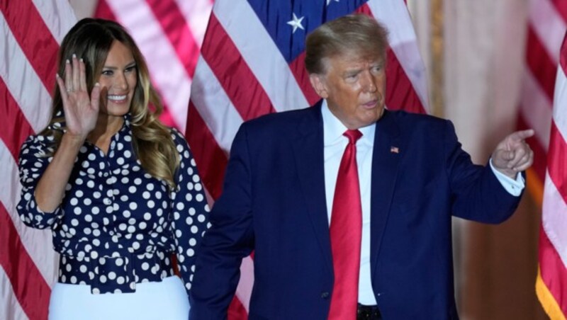 Donald Trump steht auf der Bühne mit Gattin Melania, als er ankündigt, ein drittes Mal um das Amt des Präsidenten zu kandidieren. (Bild: Associated Press)