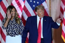 Donald Trump steht auf der Bühne mit Gattin Melania, als er ankündigt, ein drittes Mal um das Amt des Präsidenten zu kandidieren. (Bild: Associated Press)