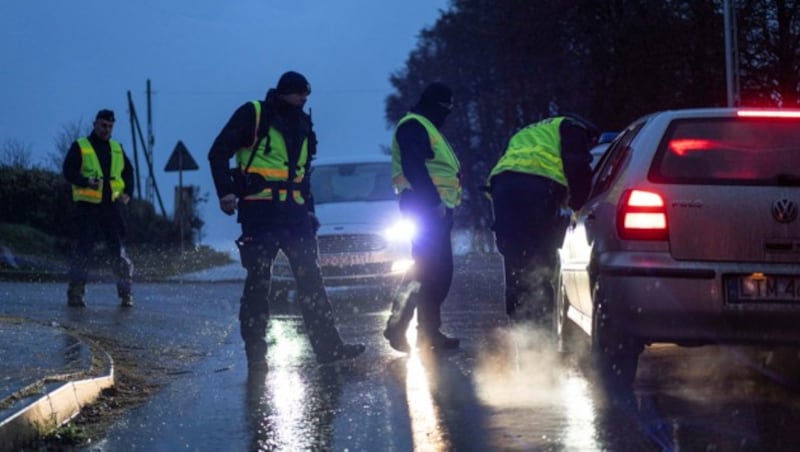 Nach dem Raketeneinschlag in Przewodow wurde die Straße zum Unglücksort abgesperrt. (Bild: Associated Press)