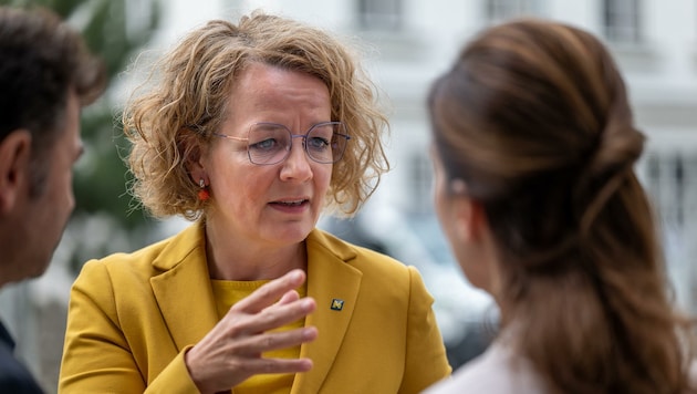 Landesrätin Teschl-Hofmeister will dem Wunsch der Pädagogen nach mehr Praxis in der Ausbildung endlich nachkommen und auch den Lehrer-Mangel bekämpfen. (Bild: NLK Burchhart)