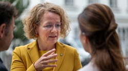 Landesrätin Teschl-Hofmeister will dem Wunsch der Pädagogen nach mehr Praxis in der Ausbildung endlich nachkommen und auch den Lehrer-Mangel bekämpfen. (Bild: NLK Burchhart)