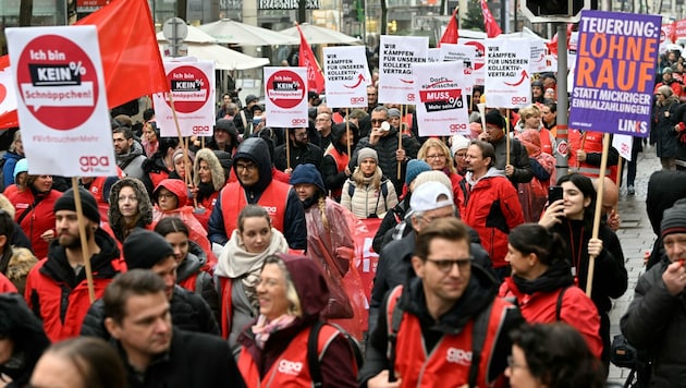 Handelsangestellte gingen für ein höheres Gehalt auf die Straße. (Bild: APA/Helmut Fohringer)