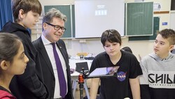 ÖVP-Bildungsminister Martin Polaschek während eines Schulbesuchs anlässlich der Geräteinitiative „Digitales Lernen“ in Wien (Bild: APA/GEORGES SCHNEIDER)