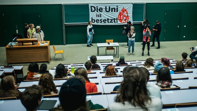Im November besetzten Aktivistinnen und Aktivisten den Hörsaal C1 der Universität Wien. (Bild: Erde brennt)