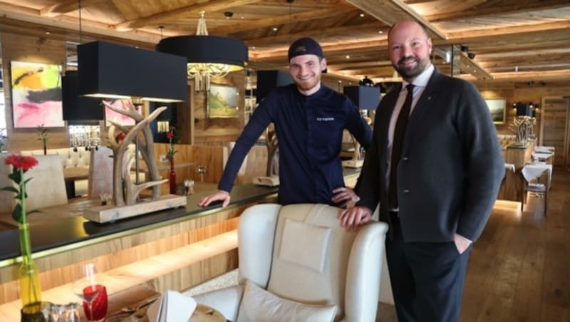 Freude über 2 Punkte mehr bei Küchenchef Kai Küpferle (li.) und Manager Anton Gustav Birnbaum vom Alpin Resort Sacher in Seefeld. (Bild: Birbaumer Christof)