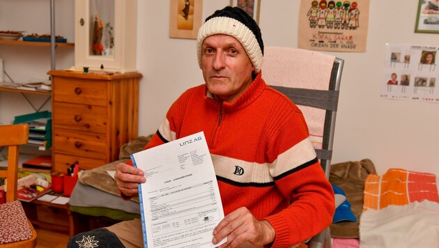 Manfred Leitner (64) mit seiner Jahresabrechnung, auf der die 150-Euro-Gutschrift fehlt. (Bild: Dostal Harald)