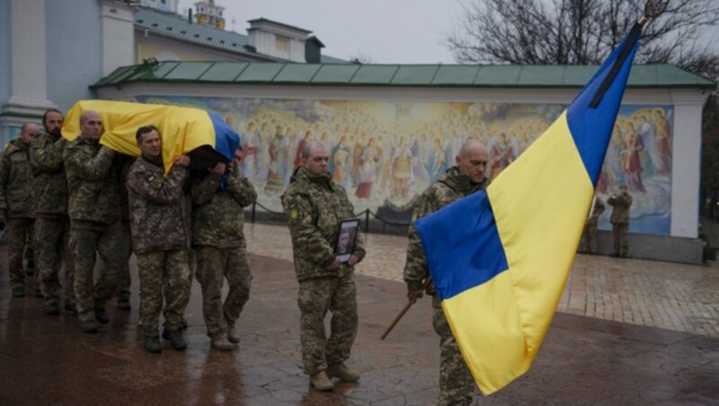 Begräbnis eines gefallenen ukrainischen Soldaten in Kiew (Bild: AP)