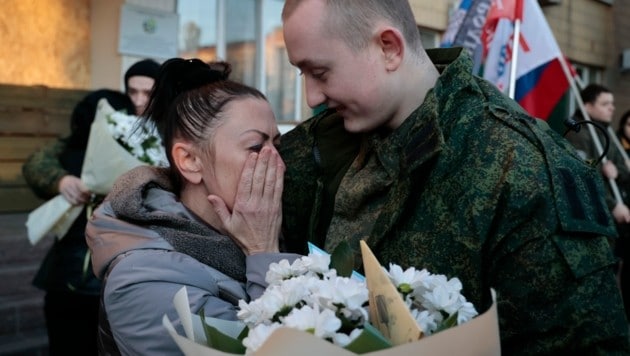 Die Mutter eines russischen Soldaten trifft ihren Sohn wieder, der nach einem Austausch mit ukrainischen Soldaten aus der Kriegsgefangenschaft freikam. (Bild: AP)