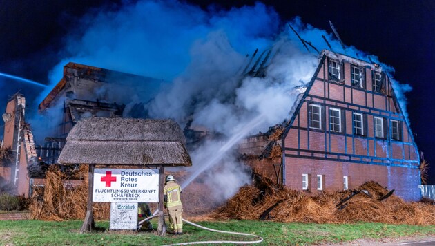 Durch den Brand wurde die Unterkunft für Geflüchtete aus der Ukraine in der Gemeinde Groß Strömkendorf in Mecklenburg-Vorpommern fast vollständig zerstört. (Bild: APA/Jens Büttner)