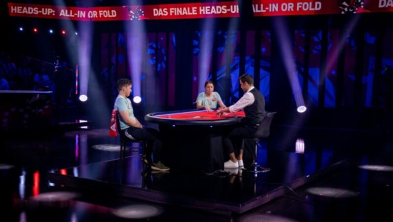 Verena B. (Paudorf SV) und Alissa L. (SC St. Veit) beim finalen Heads-up am Pokertisch (Bild: © Puls 4 / Jörg Klickermann)