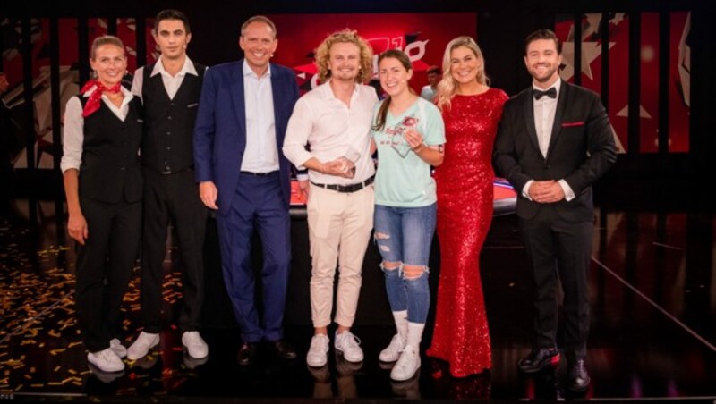 Croupiers von Casinos Austria, Dieter Türmer (Senior Manager Marketing & Customer Management bei Casinos Austria), Kabarettist Paulus von Dr. Bohl, Alissa L. vom Siegerteam SC St. Veit mit dem PULS 4 Moderationsduo Dori Bauer & Alex Kratki (v.l.n.r.) (Bild: © Puls 4 / Jörg Klickermann)