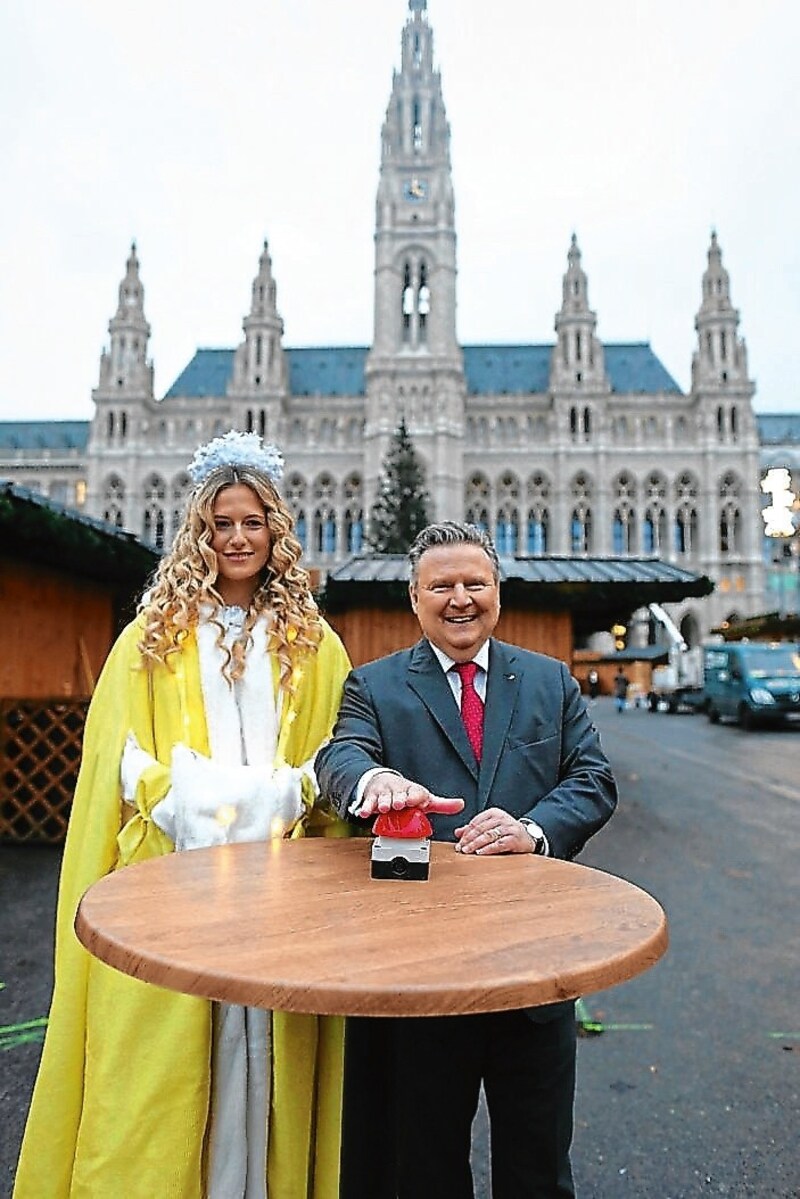 Start frei: Stadtchef Michael Ludwig mit dem Wiener Christkind. (Bild: Gerhard Bartel)