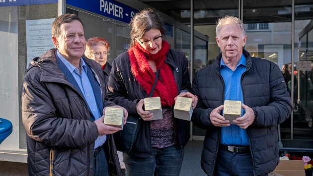 Chaim und Avi Rainer, Urenkel von Johanna Hofmann, mit Daniela Grabe vom Verein für Gedenkkultur und den Stolpersteinen für ihre Familienmitglieder. (Bild: MONIKA MEHLMAUER)