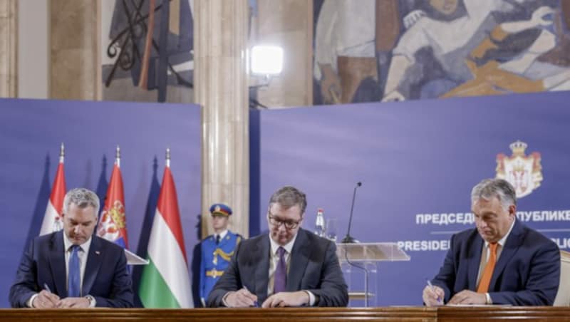 Bundeskanzler Karl Nehammer (ÖVP), der serbische Präsident Aleksandar Vucic und Ungarns Ministerpräsident Viktor Orban (v.l.n.r.) (Bild: APA/BKA/HANS HOFER)