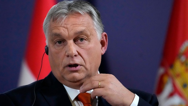 Ungarns Regierungschef Viktor Orbán wird wegen eines angeblichen „privaten Abstechers“ mit einem Militärflugzeug nach Italien Amtsmissbrauch vorgeworfen. (Bild: AP)
