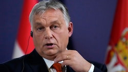 Ungarns Regierungschef Viktor Orbán wird wegen eines angeblichen „privaten Abstechers“ mit einem Militärflugzeug nach Italien Amtsmissbrauch vorgeworfen. (Bild: AP)