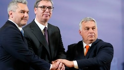 Bundeskanzler Karl Nehammer (ÖVP), der serbische Präsident Aleksandar Vučić und Ungarns Ministerpräsident Viktor Orbán (v.l.n.r.) (Bild: AP)