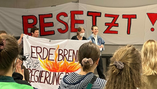 Die Aktivisten besetzen nicht nur in Salzburg Hörsäle. Von Oktober bis Dezember möchten die Studenten weltweit Hörsäle besetzen und so einen Ausstieg aus fossiler Energie fordern. (Bild: Markus Tschepp)