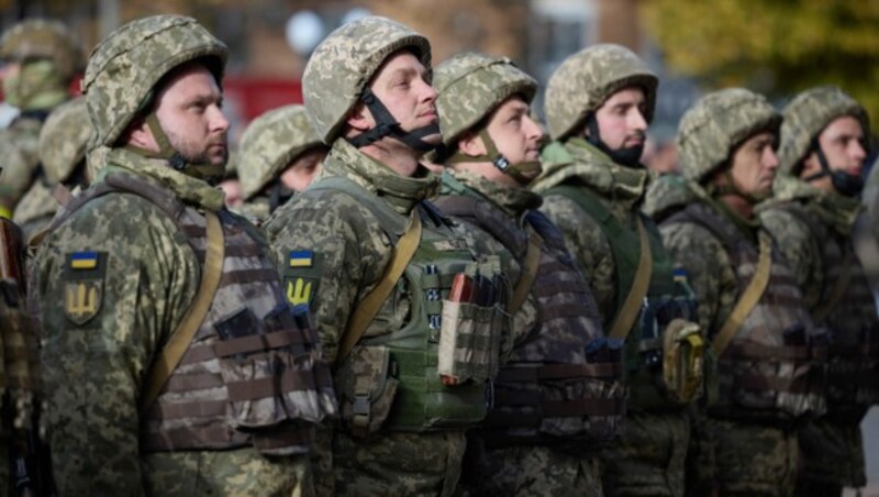 Ukrainische Soldaten sollen von den USA beschlagnahmte Kleinkaliberwaffen erhalten. (Bild: Ukrainian Presidential Press Office via AP)