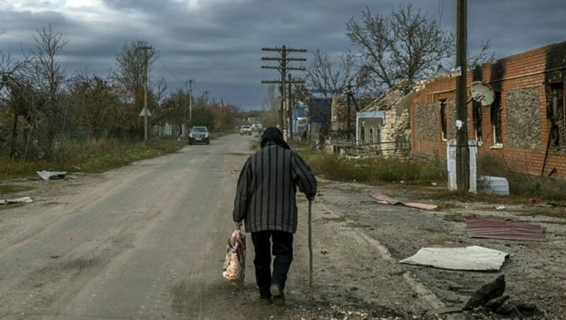 Die Russen sind weg, aber die vielen Wunden im vormals besetzten Cherson bleiben. (Bild: APA/AFP/BULENT KILIC)