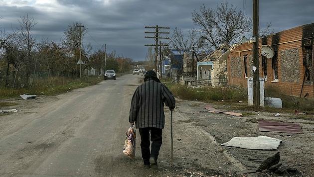 Die Russen sind weg, aber die vielen Wunden im vormals besetzten Cherson bleiben. (Bild: APA/AFP/BULENT KILIC)