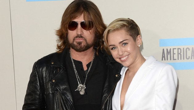 Miley Cyrus mit ihrem Papa Billy Ray Cyrus bei den American Music Awards im Jahr 2013 (Bild: 2013 Getty Images)