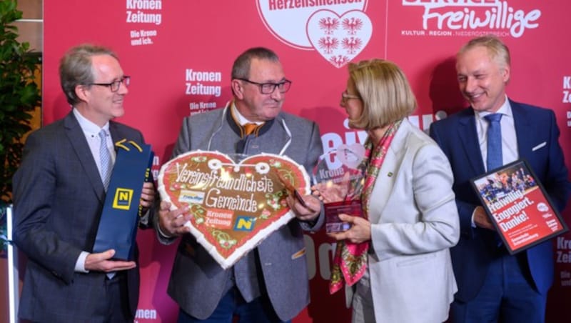 „Krone“-NÖ-Redaktionsleiter Lukas Lusetzky (li.), Landeshauptfrau Johanna Mikl-Leitner und „Krone“- und Mediaprint-Geschäftsführer Gerhard Valeskini gratulieren Bürgermeister Johann Bauer (zweiter von li.) (Bild: ATTILA MOLNAR)