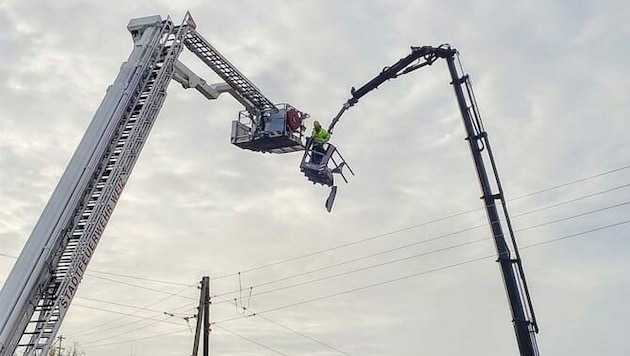Die zwei Mitarbeiter konnten schlussendlich aus 15 Metern Höhe per Teleskopmastbühne gerettet wurden. (Bild: Stadtfeuerwehr Weiz)