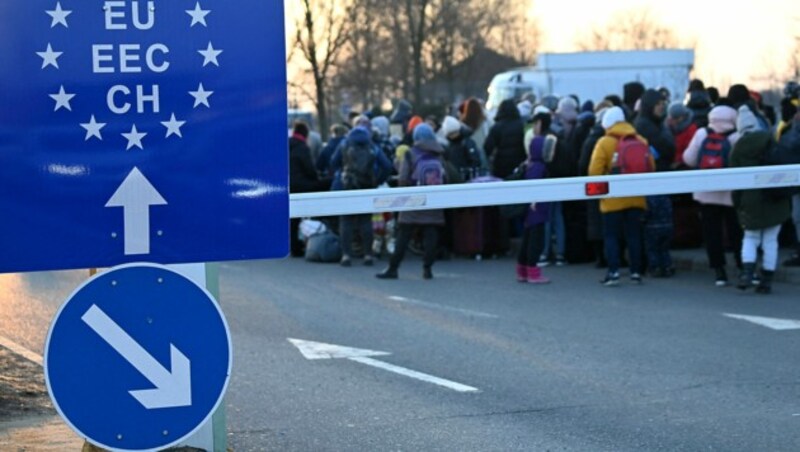 Ukrainische Flüchtlinge an der ungarischen Grenze (Bild: APA/AFP/Attila KISBENEDEK)