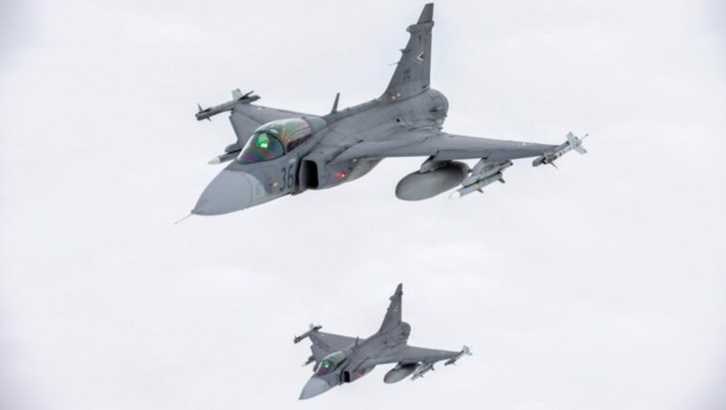 Zwei „Gripen“ der ungarischen Streitkräfte über der Ostsee (Bild: Filip Modrzejewski)