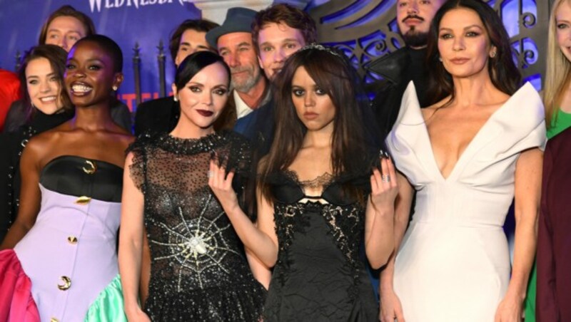 Joy Sunday, Christina Ricci, Jenna Ortega und Catherine Zeta-Jones (Bild: APA/Charley Gallay/Getty Images for Netflix/AFP)