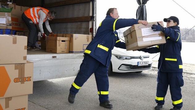 Freiwillige packen Hilfsgüter für die Ukraine in einen Lastwagen (Symolbild) (Bild: AFP)