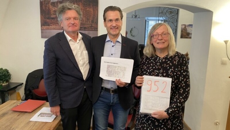 Anrainer Reinhard Nöbauer (li.), Robert Lugar und Gabriele Wladyka wollen den Ausbau der Südbahn noch verhindern. (Bild: Thomas Werth)