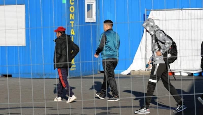 400 Flüchtlinge sind aktuell in der Zeltstadt in Spielfeld untergebracht. (Bild: Christian Jauschowetz)