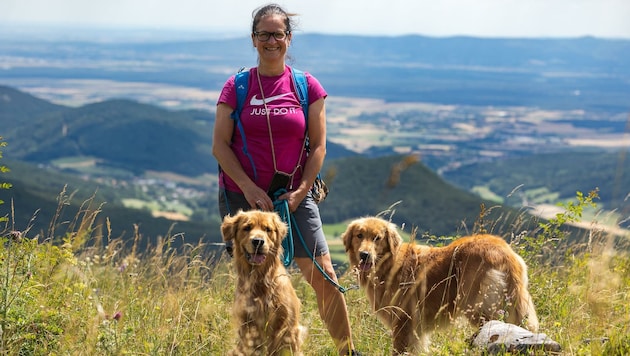 Ulrike Miestinger mit ihren Hunden. Sie organisiert Reisen für Tierfreunde. (Bild: Kevin Zumbo)