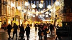 Noch leuchtet die Weihnachtsbeleuchtung in Graz nicht: Erst eine Woche nach der Eröffnung des Marktes wird sie eingeschalten und dann auch zu verkürzten Zeiten. (Bild: Sepp Pail)