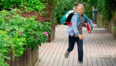 A girl with Down syndrome goes to school with a backpack (Bild: eleonora_os - stock.adobe.com)