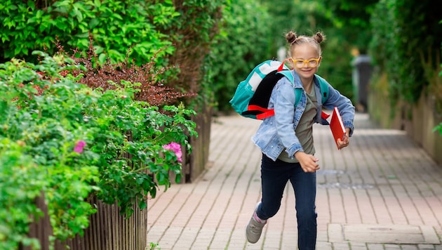 A girl with Down syndrome goes to school with a backpack (Bild: eleonora_os - stock.adobe.com)