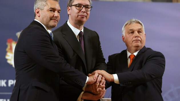 Nehammer, Vucic und Orban beim Asyl-Gipfel in Belgrad (Bild: ANDREJ CUKIC)