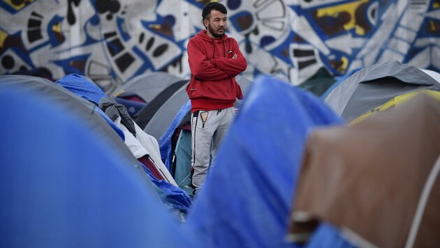 Ein Flüchtling in einem Pariser Camp (Bild: JULIEN DE ROSA / AFP)