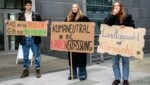 Klima-Aktivisten protestierten vor der Landtagssitzung am Donnerstag in St. Pölten. (Bild: Imre Antal)