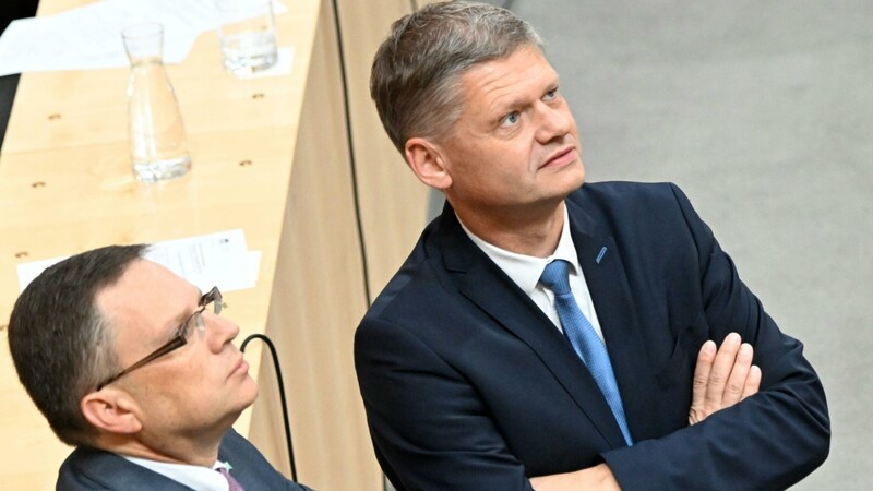 Für den ÖVP-Fraktionsführer im selbst initiierten U-Ausschuss, Andreas Hanger (re.), droht ein holpriger Start. Man hat nicht nur mit Absagen zu kämpfen, Hanger selbst lud bereits wieder einen FPÖ-Politiker aus. (Bild: APA/Helmut Fohringer)