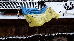 Eine dünne Schneedecke auf einem zerstörten Panzer in Kiew (Bild: www.viennareport.at)