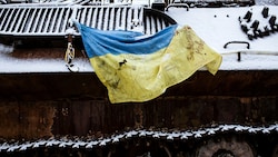 Eine dünne Schneedecke auf einem zerstörten Panzer in Kiew (Bild: www.viennareport.at)