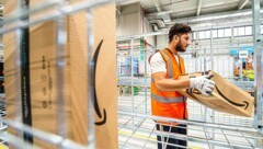 Der Amazon-Vorstand spricht von „Konsolidierung“. Konkret heißt das nun eine Kündigungswelle, die sich auch im nächsten Jahr fortsetzen wird. (Bild: APA/AFP/BELGA/JONAS ROOSENS)