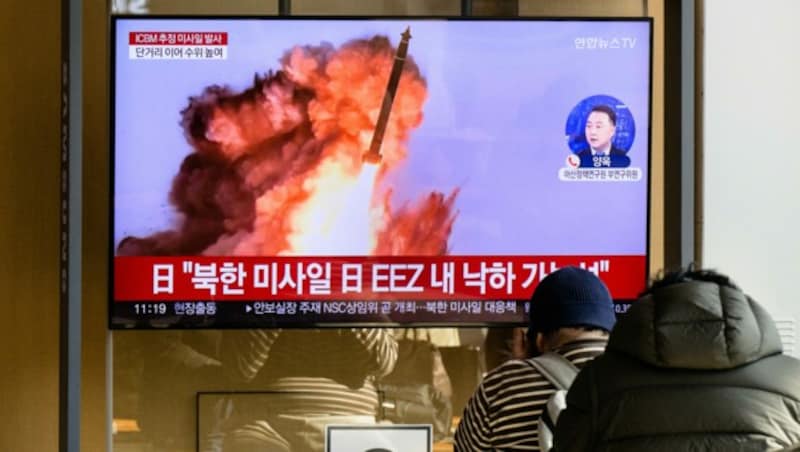 Archivbilder von Raketenstarts im südkoreanischen Fernsehen - die Spannungen nehmen deutlich zu. (Bild: APA/AFP/Anthony WALLACE)