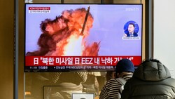 Archivbilder von Raketenstarts im südkoreanischen Fernsehen - die Spannungen nehmen deutlich zu. (Bild: APA/AFP/Anthony WALLACE)